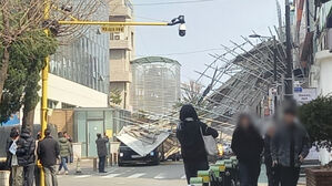 압구정역 인근 리모델링 공사장 외벽 비계 붕괴&hellip;인명피해 없어
