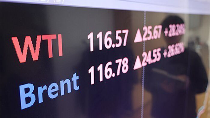 국제 유가가 배럴당 100달러선을 돌파한 9일 서울 종로구 연합인포맥스에 설치된 모니터에 브렌트유와 서부텍사스산원유(WTI) 가격이 표시돼 있다.