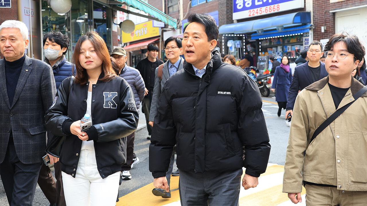 오세훈 서울시장이 9일 전월세 청년 주거난 관련 현장 점검을 위해 서울 동대문구 휘경동 1인 가구 밀집 지역을 방문해 대학생, 취업준비생, 공인중개사 등과 주변을 돌아보고 있다.