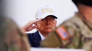 전사자 귀환식서 야구모자 쓴 트럼프&hellip;폭스뉴스, 옹호 논란에 "실수"