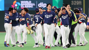 9회 상대 실책에 똑같이 7실점 하고도 2위&hellip;'하늘도 도왔다'