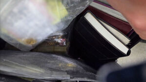 지하철 떨어진 가방&hellip;"뭐지?" 무심코 열었다 '화들짝' 