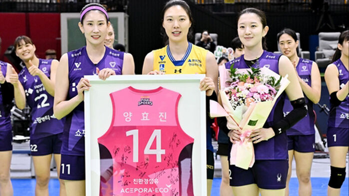 14번 유니폼을 선물 받은 양효진(중앙)과 흥국생명의 김수진(왼쪽), 이다현(오른쪽). 