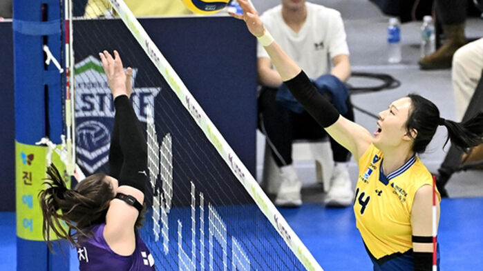 공격하는 현대건설의 양효진(오른쪽)