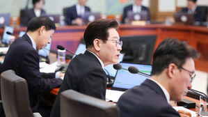 이 대통령 "조기 추경해야 할 상황&hellip;재정 지원 등 추가 재정 필요"