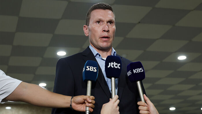 2024년 8월 12일 마티아스 바이틀 메르세데스-벤츠코리아 당시 사장이 인천시 서구 청라동 한 교회에서 전기차 화재 피해 주민들과 간담회를 한 뒤 취재진의 질문에 답하고 있다.