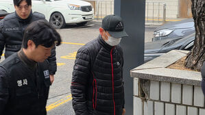 "자는데 끓는 물 부으면 어떨 것 같나"&hellip;판사 질책에 눈물