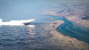 호르무즈 해협&middot;UAE 해안서 화물선 잇따라 피격&hellip;선원들 대피