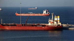 "유조선 한 척만 통과"&hellip;뚫렸다더니 정박선 늘었다