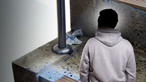 아파트 계단서 웅크린 남성&hellip;"쓱 봤더니" 주민 기겁