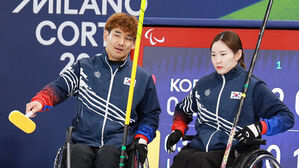 휠체어컬링 백혜진-이용석, 결승 진출 '은메달 확보'