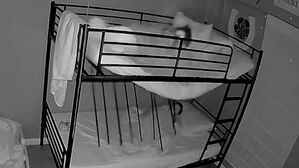 자는데 침대가 '와르르'&hellip;튕겨나가고 깔린 남매 '아찔' 