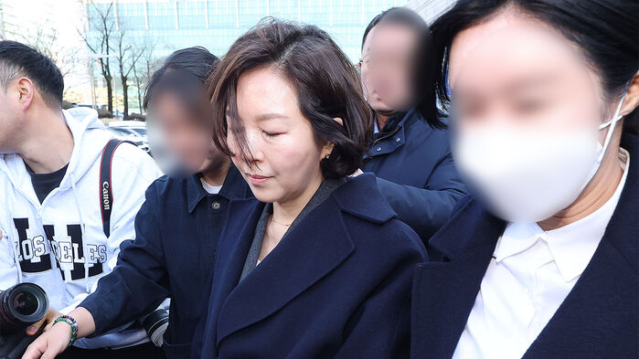 '1억 공천헌금' 의혹을 받는 김경 전 서울시 의원이 3일 서울 서초구 서울중앙지방법원에서 열린 구속 전 피의자 심문(영장실질심사)을 마친 뒤 법정을 나서고 있다.