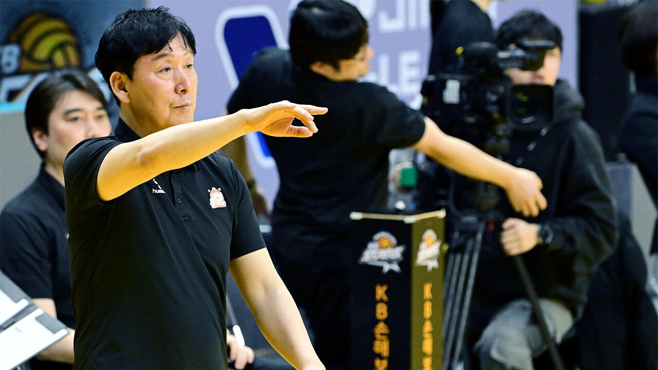 작전 지시하는 신영철 OK저축은행 감독