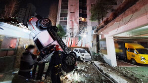 울산서 SUV, 5m 아래 아파트 주차장 추락&hellip;60대 운전자 부상