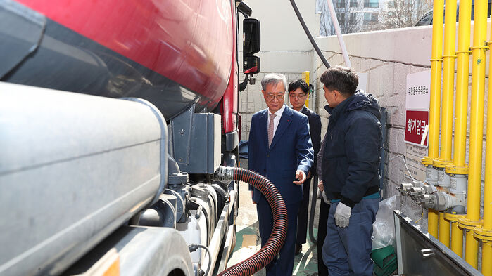 손주석 한국석유공사 사장이 지난 9일 울산 자영알뜰주유소를 방문, 유조차 석유제품 입하 현황을 점검하고 있다 (사진=한국석유공사 제공, 연합뉴스)