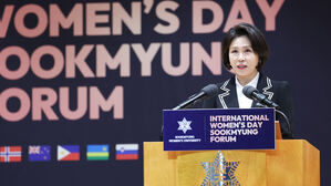 모교인 숙대 찾은 김혜경 여사 "여성 리더십&middot;기회 확장 중요"