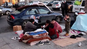 금지 무기까지 꺼냈나&hellip;쓰레기통 뒤지는 민간인들