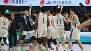 프로농구 소노, 선두 LG마저 잡고 파죽의 6연승&hellip;단독 6위로