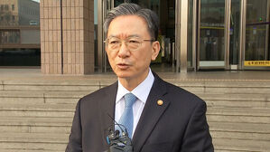 '공소 취소 거래설' 파장&hellip;"황당한 음모론"