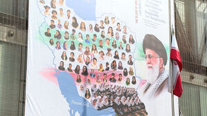 "절대 용서 못해"&hellip;건물 외벽에 걸린 '얼굴 현수막'