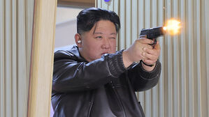 신형 권총 잡은 김정은 "진짜로 훌륭하다"&hellip;주애&middot;간부들 단체 사격