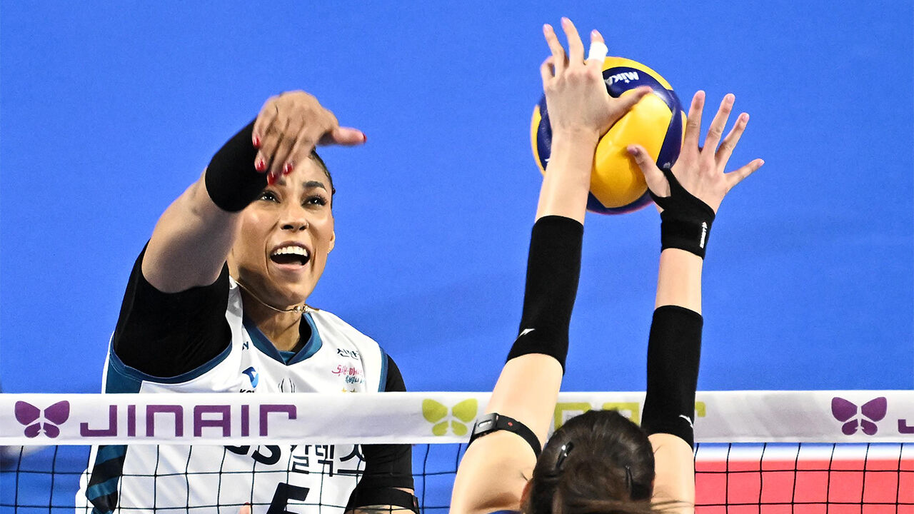 공격하는 GS칼텍스 실바(왼쪽)와 블로킹하는 IBK기업은행의 빅토리아