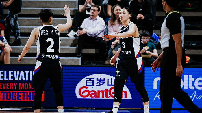 한국의 강이슬(3번)과 허예은