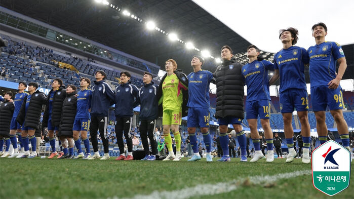 개막전에서 강원FC를 꺾고 기뻐하는 울산HD 선수들