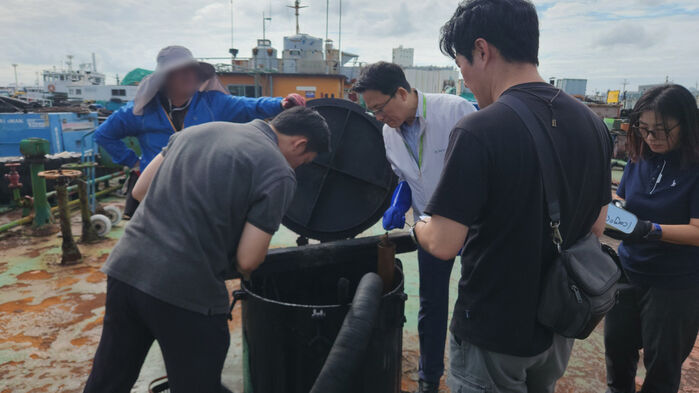 유조부선 4척 압수현장(한국석유관리원 합동수색) (사진=남해해양경찰청 제공, 연합뉴스)