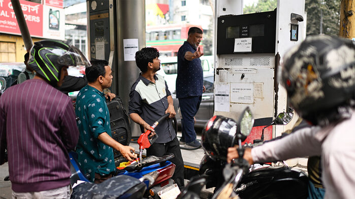 방글라데시 수도 다카 주유소 앞에 연료를 받기 위해 줄 선 오토바이 운전자들