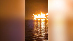 시뻘건 화염 휩싸인 유조선&hellip;"유가 200불 각오하라"