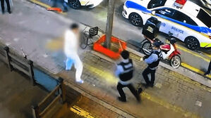 환자복 입고 흉기 든 거구&hellip;테이저건 맞고 멀쩡하더니