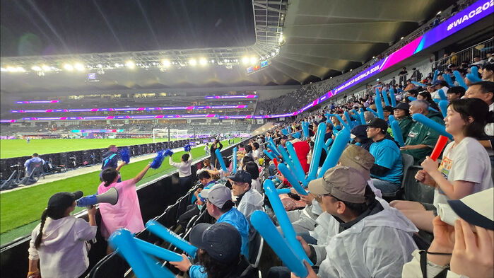 북한 여자 축구팀, 한국 응원단에 인사