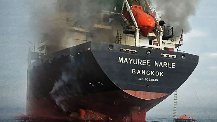 이란 공격으로 불이 붙은 태국 선적 마유리나리호