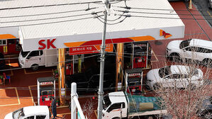 '석유 최고가격제' 자정부터&hellip;휘발유 출고가 1,724원