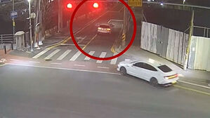 찌그러진 채 비틀&hellip;"또 유턴하네" 택시기사의 직감