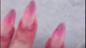 "네일아트 받고 피났잖아" 붉은 손가락&hellip;알고 보니 