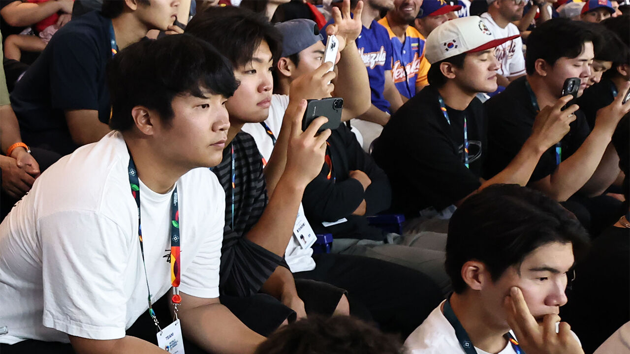 WBC 한국 야구대표팀이 11일(현지시간) 미국 플로리다주 마이애미 론디포파크에서 열린 2026 월드베이스볼클래식(WBC) D조 도미니카와 베네수엘라의 경기를 지켜보고 있다.
