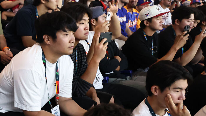 WBC 한국 야구대표팀이 11일(현지시간) 미국 플로리다주 마이애미 론디포파크에서 열린 2026 월드베이스볼클래식(WBC) D조 도미니카와 베네수엘라의 경기를 지켜보고 있다.