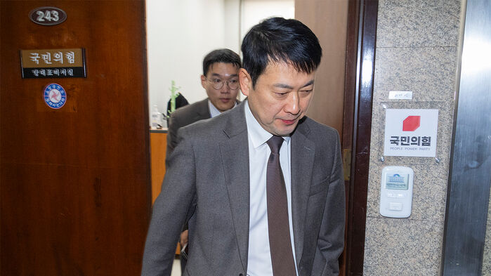 '절윤 결의문'의 진정성을 위한 후속 조치를 놓고 오세훈 서울시장과 팽팽한 기 싸움 중인 국민의힘 장동혁 대표가 13일 국회 당 대표실에 출근해 업무를 본 뒤 개인 용무를 위해 이동하고 있다.