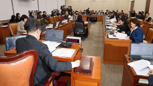 환자단체 '위헌' 반발 속 필수의료 기소 제한 법안 복지위 통과