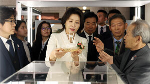 김혜경 여사, 전통 공예품 특별전 관람&hellip;"K-컬쳐 세계적 사랑 받아"