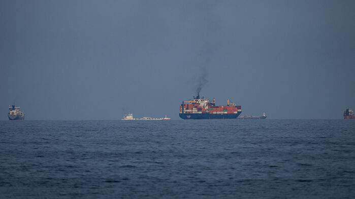 지난 11일(현지시간) 아랍에미리트(UAE)에서 바라본 호르무즈 해협에 유조선과 화물선들이 떠 있는 모습. (사진=연합뉴스)