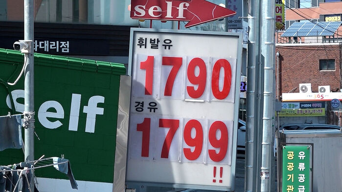 휘발유 1,700원대 속속 등장&hellip;한숨 돌렸지만 체감은 "글쎄"
