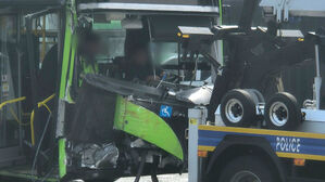 연세대 정문 앞 버스 2대 '쾅'..5명 병원 이송