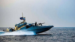 낚싯배 위장해 유조선에 '쾅'&hellip;"이란 공포의 '벌떼 공격'"