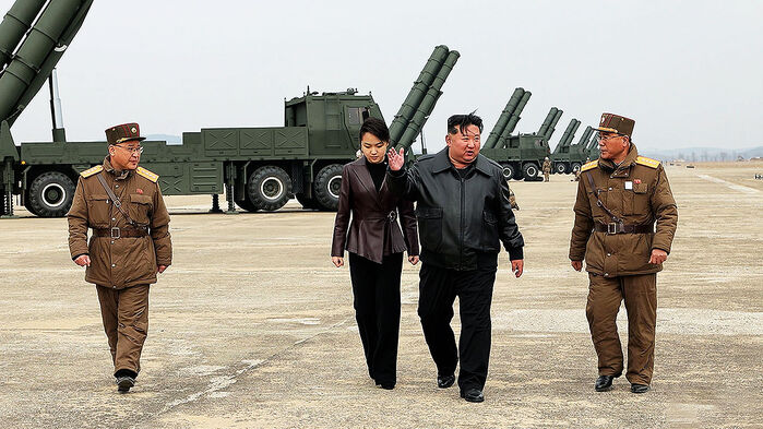 신형 방사포 훈련…주먹 쥔 김정은 "420km 사정권"