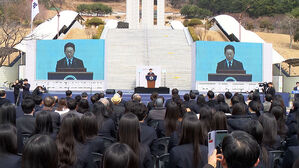 '3&middot;15 기념식'에 첫 참석&hellip;유족에 정부 차원 공식 사과도