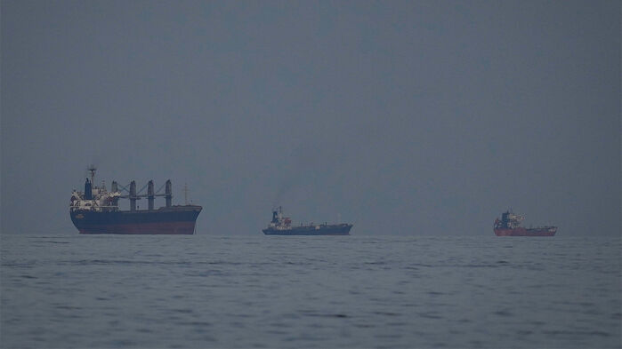 호르무즈 해협에 유조선과 선박들이 줄지어 서 있다.